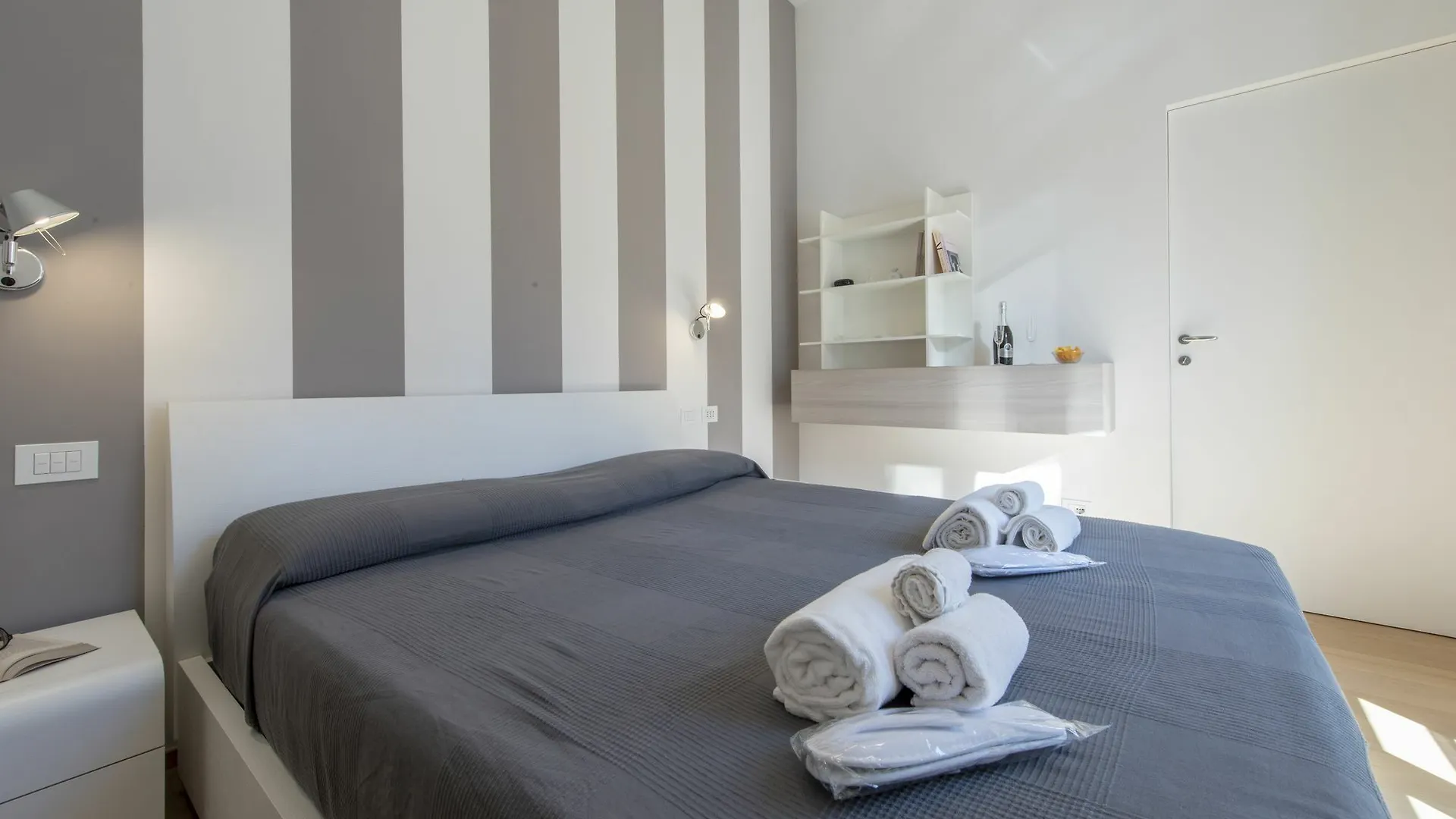 Wagner Apartment - Corso Vercelli Milan 0*,  Italy